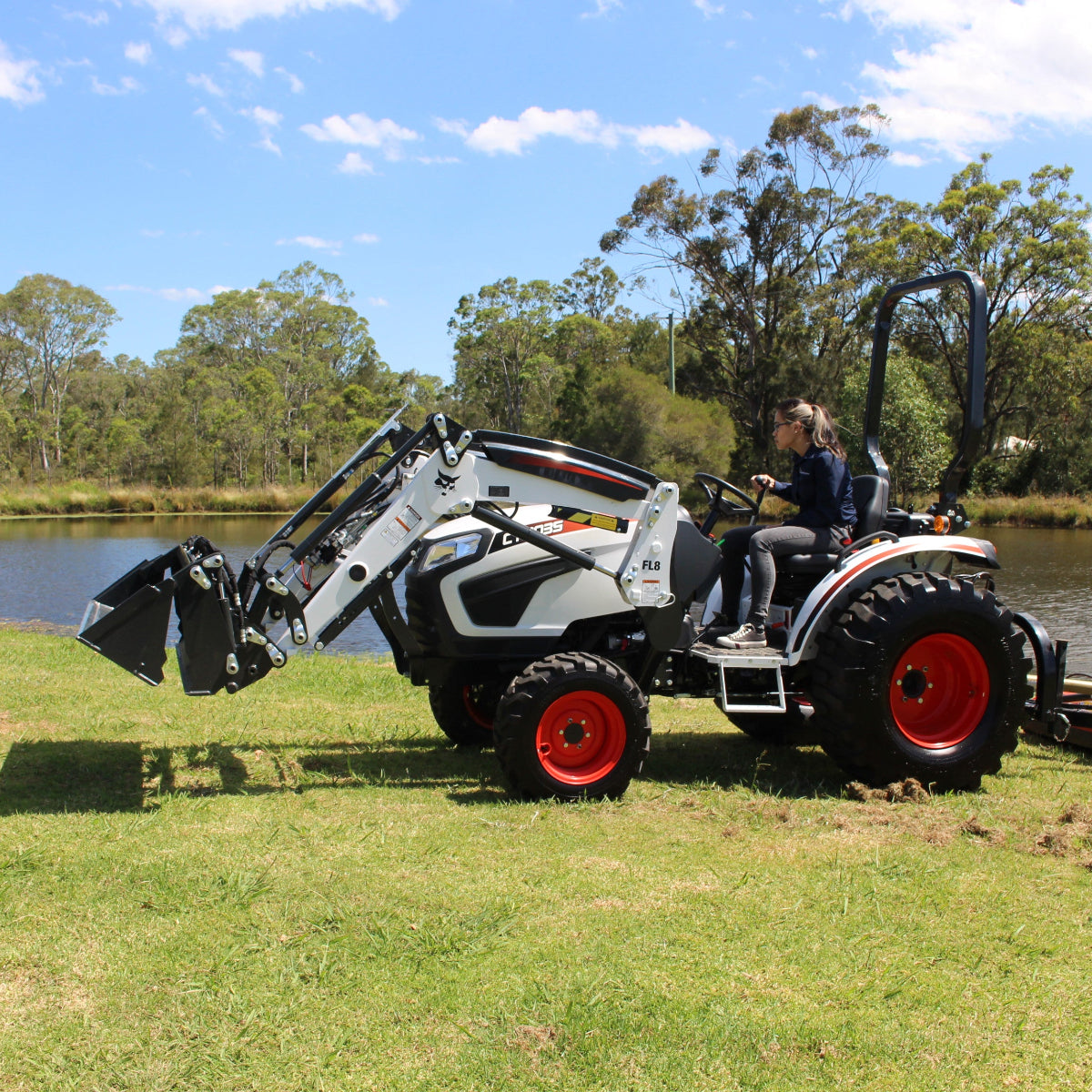 Bobcat_CT2035_Compact_Tractor_Working_Image_30