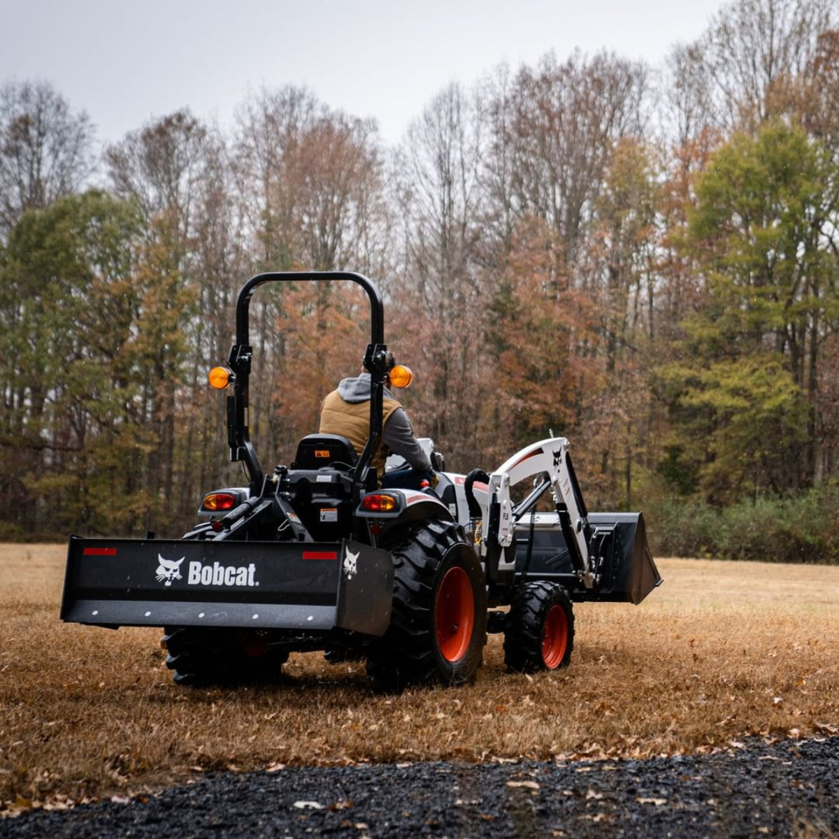 Bobcat_CT2035_Compact_Tractor_Working_Image_5