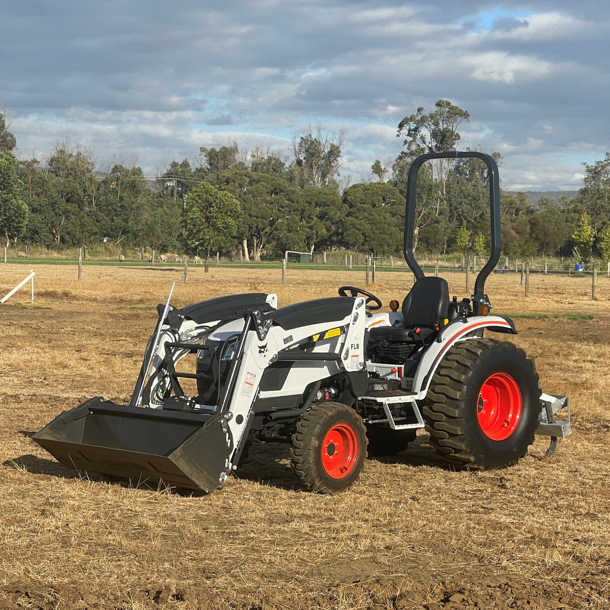 Bobcat_CT2035_Compact_Tractor_Working_Image_56